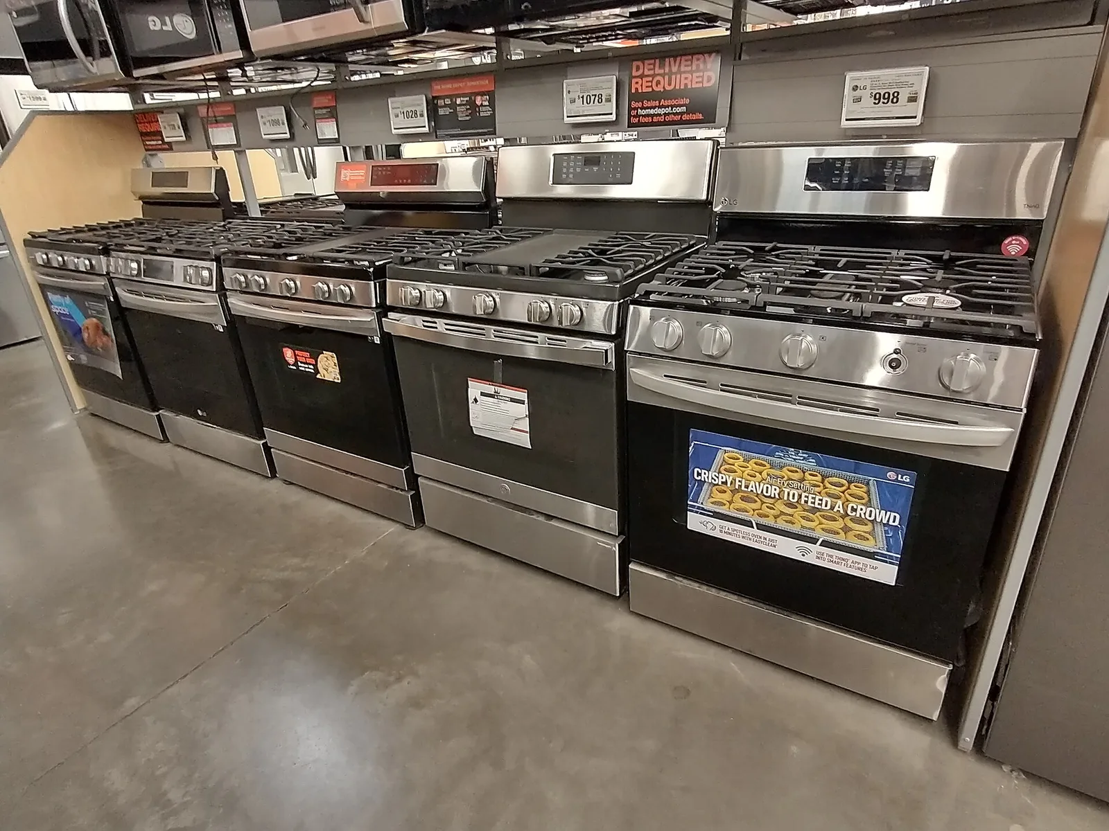 Une rangée de cuisinières exposées dans l’allée d’un magasin