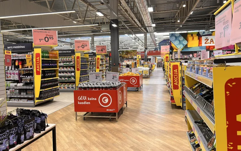 Les allées d’un magasin à petits prix, rayons et présentoirs