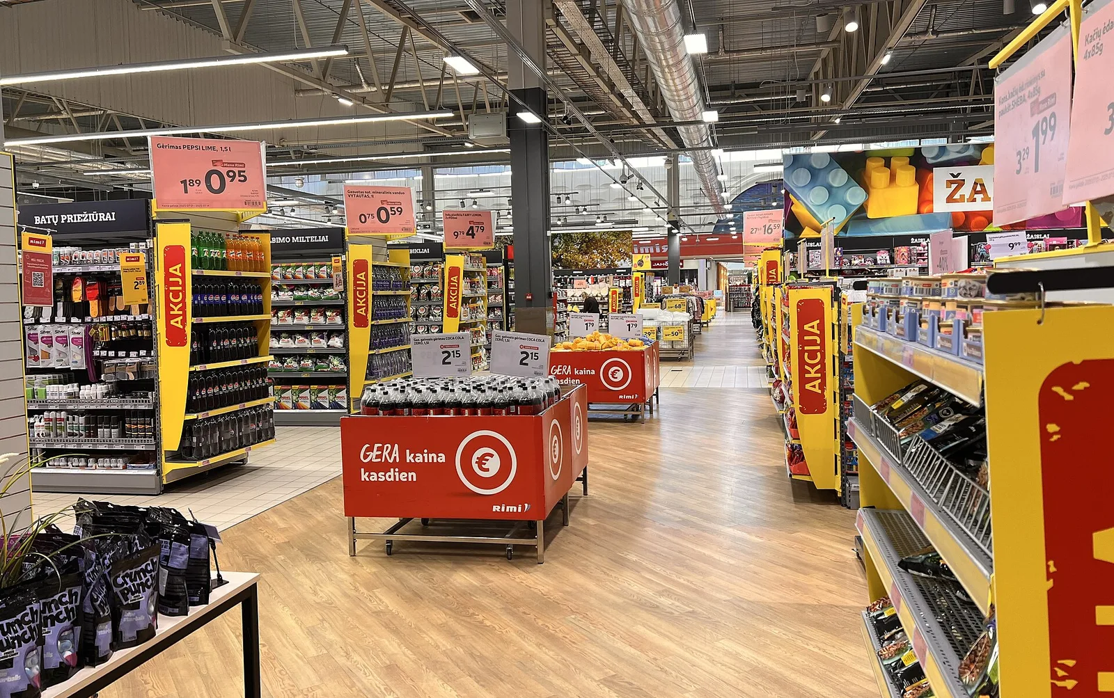 Les allées d’un magasin à petits prix, rayons et présentoirs