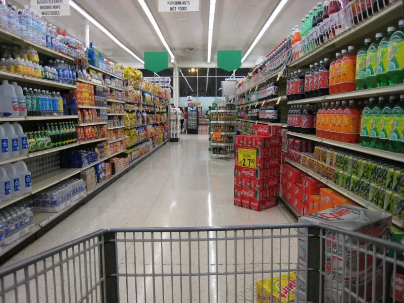 Une allée de supermarché vue depuis un chariot