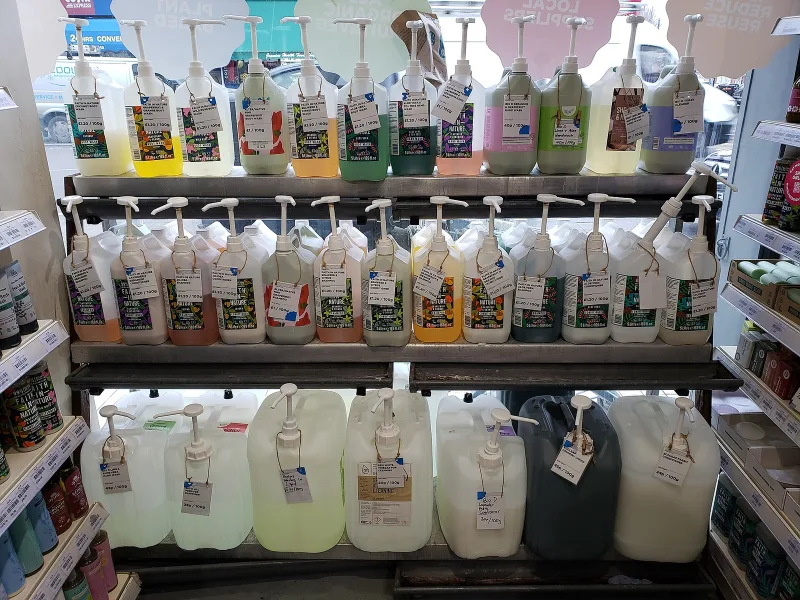 Des bidons de produits d’entretien alignés sur des étagères
